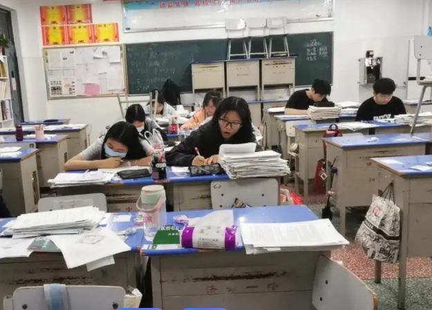 打破传统讲堂壁垒让师友合作成为提升教学质量的核心引擎 打破传统讲堂壁垒让师友合作成为提升教学质量的核心引擎