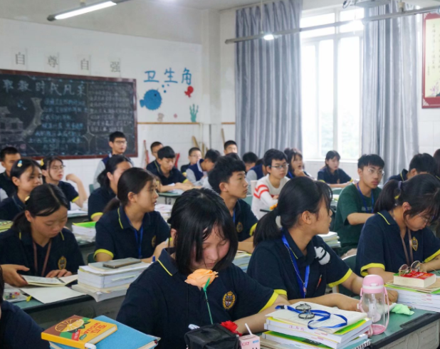 为学生提供探索与调整的缓冲带既回应了家长对学生升学的期待 为学生提供探索与调整的缓冲带既回应了家长对学生升学的期待